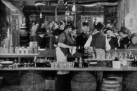 경계를 다룬 포드 서부극의 원형