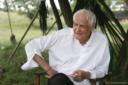 억압된 유토피아를 내밀하게 관찰하는 시네아스트