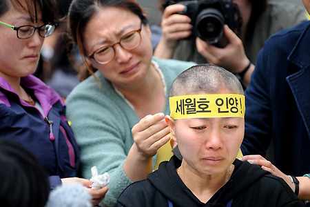 4월 16일, 노란종이배를 접어 수원역에서 만나요