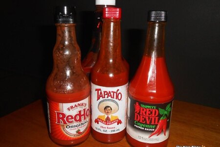 볶음밥과 함께 한 핫소스 삼총사 Frank's RedHot, Tapatío, Trappey's Red Devil