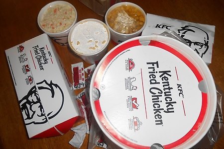 [미국] KFC 16 조각 치킨 + 4 라지 사이드 + 8 비스킷