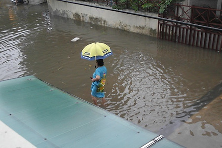자카르타 홍수로 집안까지 물이 올라오기 시작