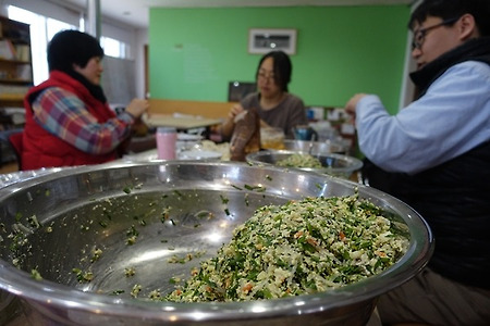 만두는 함께 빚어야 맛이지요!