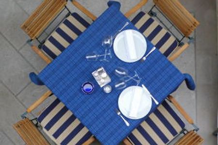 식탁 테이블 의자 식탁보 접시 포크 유리잔 컵 식사 카페 만남 미팅 대화 파란색 체크무늬 - 무료이미지