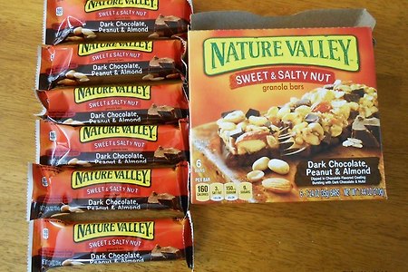 Nature Valley Sweet & Salty Nut "Dark Chocolate, Peanut & Almond" 그래놀라 바