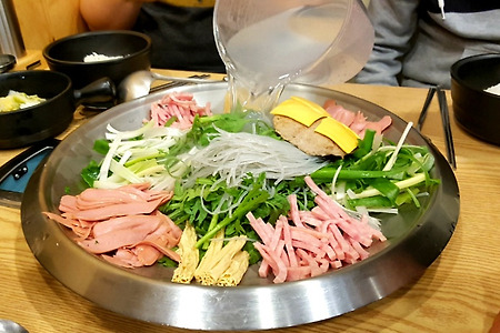 [종로/종각/식객촌] 완자와 백김치가 맛있는 완백 부대찌개