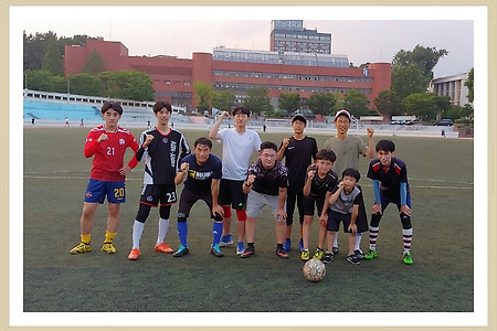 퇴근후 즐거운 축구경기 공을 들고 운동장으로 GO~