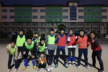 아빠들과 아이들의 일요일 축구 함께 팀웍하며 배우는 인격과 성품
