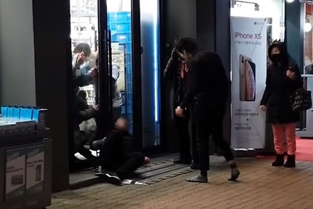 암사역 칼부림 사건, 경찰 테이저건 맞고도 끄떡 없다? (동영상有)