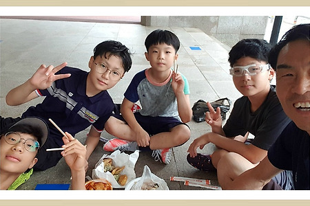 " 열정에 불을 당긴다. "  아이들과의 축구시합