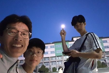 "건강하게 잘 자란 아들들아~~ 고맙구나.." 훌쩍 커버린 두 아들과 함께 운동장에서 3월의 어느 행복한 날에...