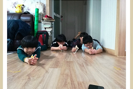 " 게임보다 더 재미있어요. " 아이들의 고무줄총 놀이~