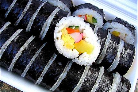 어릴적 소풍때 어머니가 만들어주신 김밥이 세상에서 제일 맛있었다.