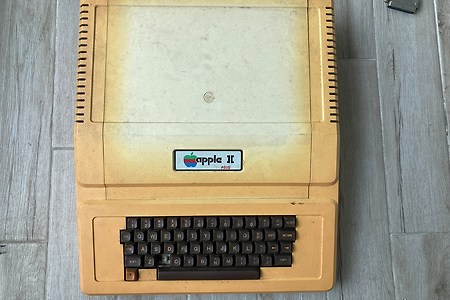 애플의 초창기 퍼서널 컴퓨터 Apple II Plus