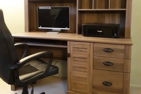 남편과 아이들이 조립해 준 컴퓨터 책상 - Sauder Computer Desk with Hutch
