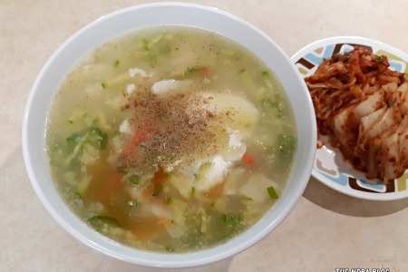 김 모락모락 쌀수제비와 김치로 든든한 식사