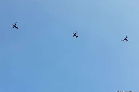 하늘을 나는 미 대통령 헬기와 간지나는 비행기 V-22 Osprey 우연히 봄