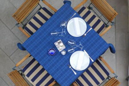 식탁 테이블 의자 식탁보 접시 포크 유리잔 컵 식사 카페 만남 미팅 대화 파란색 체크무늬 - 무료이미지
