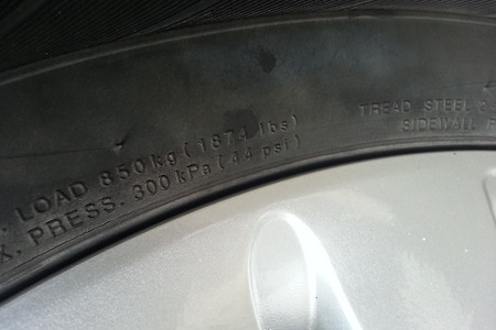 <타이어에는 적정 공기압의 기준이 표시되어 있다>