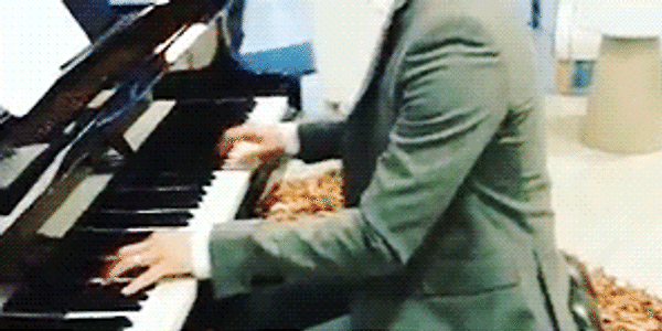 피아노치는 김막내