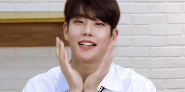 200320 인기 K-POP 아이돌 ASTRO 멤버들의 가방 속을 소개 받았습니다