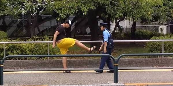 [일본] 경찰관을 폭행하는 남자 vs 경찰관