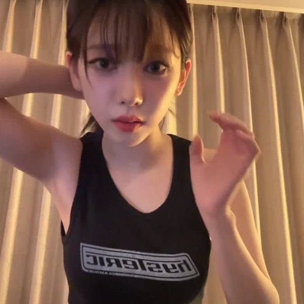 머리 묶는 에스파 카리나 & 오마이걸 아린 움짤