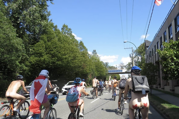 '세계 알몸 자전거 타기 대회' 토론토서 개최