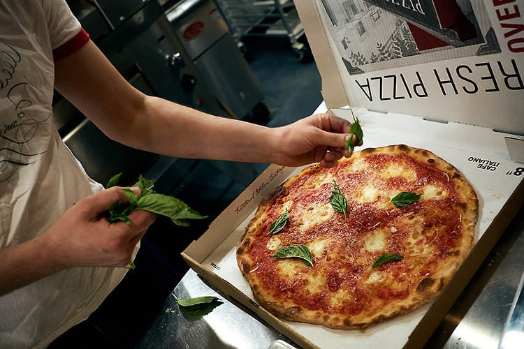 '오크우드 피자' 50주년 기념 프로모션 진행