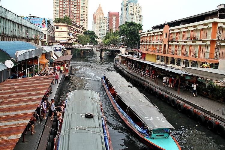 방콕시내의 보트운하