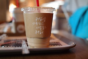 반나절동안 걸어다니다 할리스 커피(Hollys coffee)에서 잠시 휴식중..