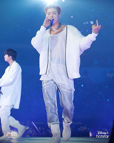 DisneyPlusHotstarID, streaming BTS: PERMISSION TO DANCE ON STAGE - LA