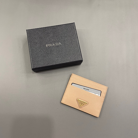 [천안 명품샵 부오노] 프라다 사피아노 트라이앵글 카드 지갑 (핑크)