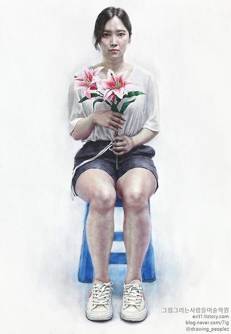 [인물·인체수채화] 흰색 블라우스, 검은색 반바지를 입고 백합꽃을 든 여성