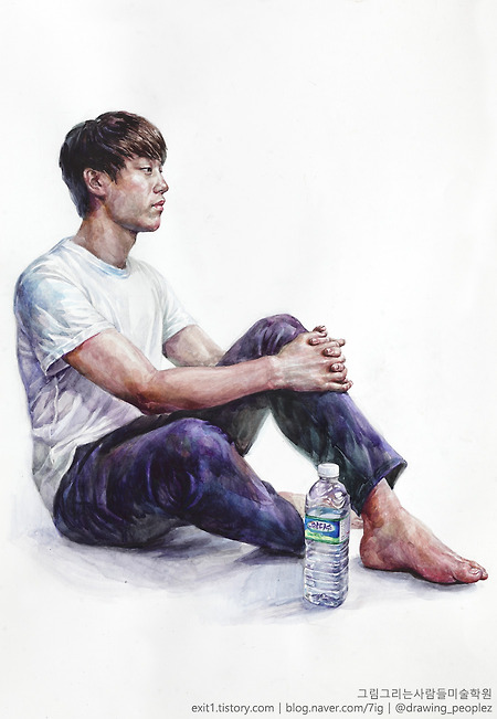 [인체·인물수채화 / 학생작] 흰색 반팔티, 남색 바지를 입고 바닥에 앉은 남성