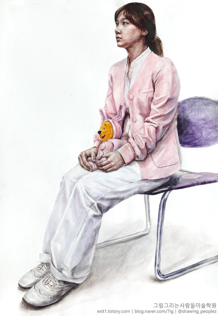 [인체·인물수채화 / 학생작] 분홍색 재킷, 흰색 바지를 입고 인형을 든 여성