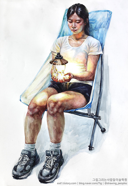 [인체·인물수채화 / 학생작] 흰색 반팔티, 검은색 반바지를 입고 캠핑의자에 앉은 여성