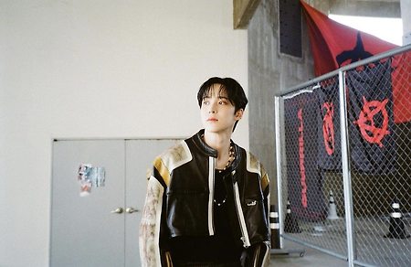 [📷] 에이티니를_위한_신세계가_눈앞에 시크한 표정도 멋있는 윤호 🐕😎