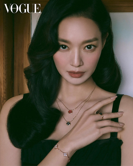 신민아(Shin Min-a) 보그 타임 & 젬 2025 4월호 화보 고화질
