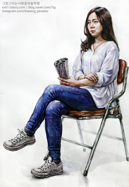 [인물·인체수채화 / 학생작] 흰색 블라우스, 청바지를 입고 신문지를 든 여성