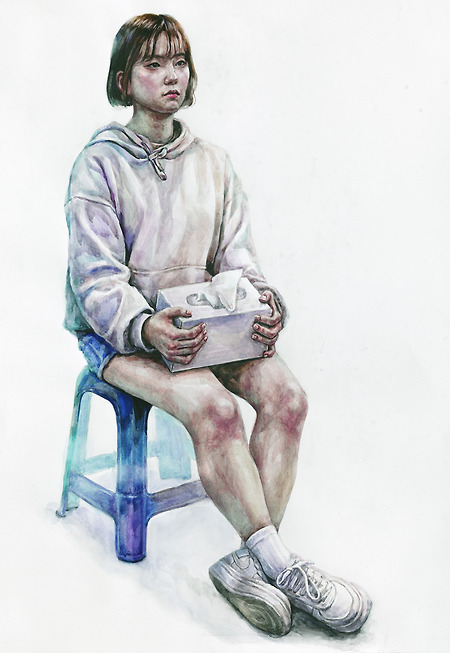[인체·인물수채화 / 학생작] 회색 후드티, 파란 반바지를 입고 티슈를  든 여성