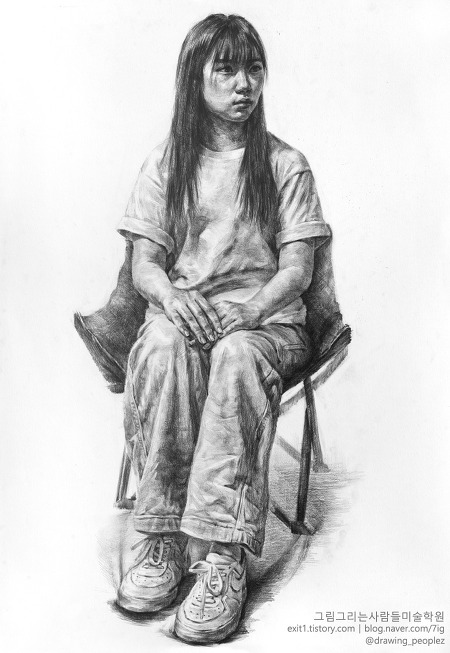 [인체·인물소묘 / 학생작] 흰색 반팔티, 카고바지를 입고 캠핑의자에 앉은 여성