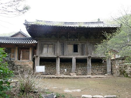 폭포와 보물을 간직한 완주 화암사