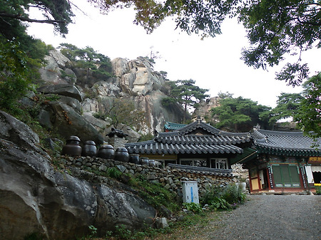 바위병풍을 두른 산청 정취암
