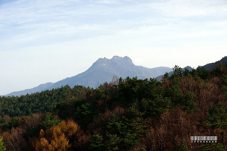 산 정상에 여자가 누워있다