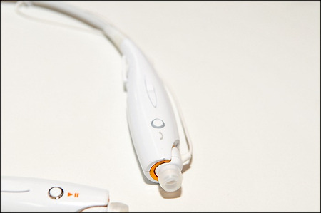 정장에 잘 어울리는 블루투스 넥밴드형 헤드셋 HBS-700