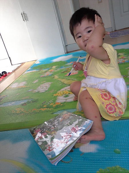 낙서하는 도연이