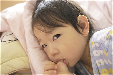 아이가 손가락을 빨아요... 해결방안은?