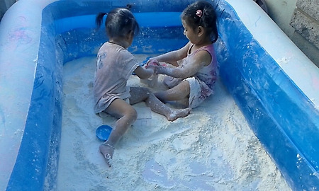 태은이와 밀가루 놀이