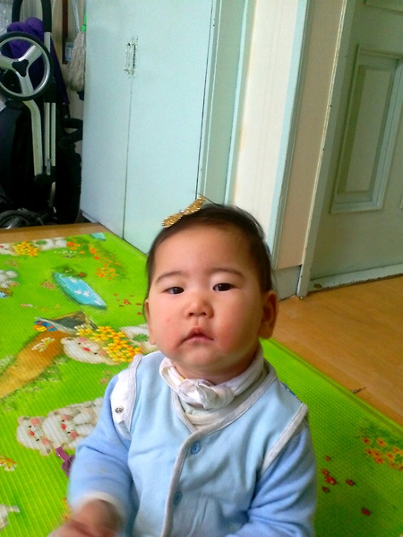 머리핀 패션쇼 (생후 11개월)